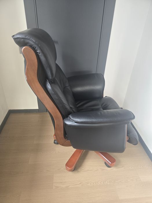 Офисное кресло руководителя