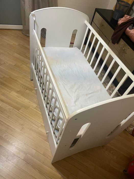 Детская кровать, стул, ходунок