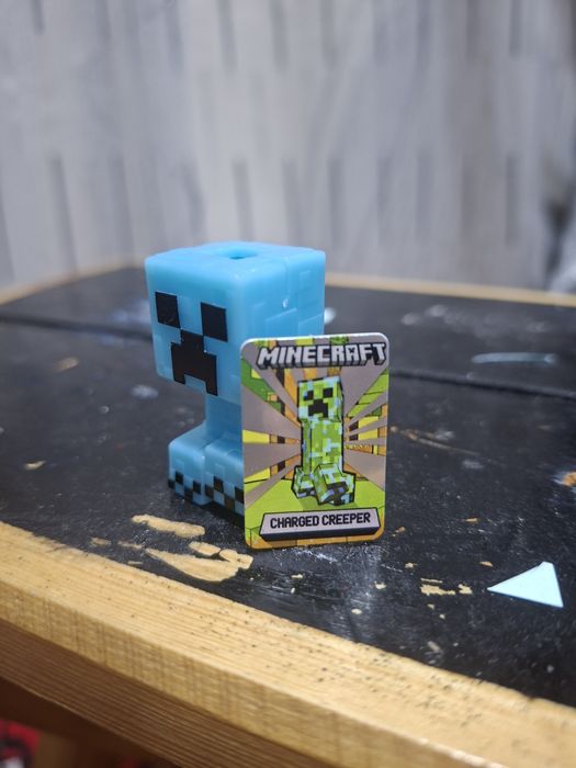Продам редкую фигурку из Kinder JOY Minecraft заряженный Крипер