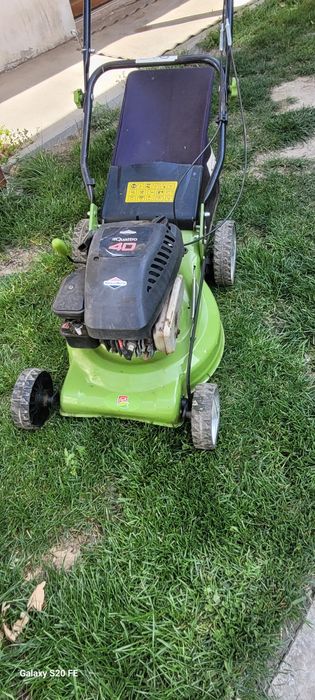 Masina de tuns iarba