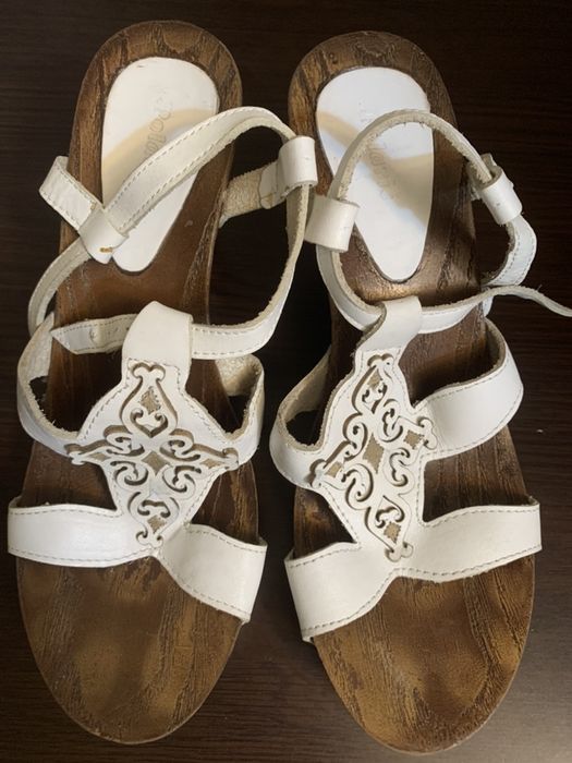 Кожаные босоножки