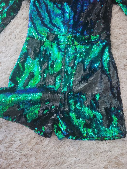 Superba salopeta din paiete!