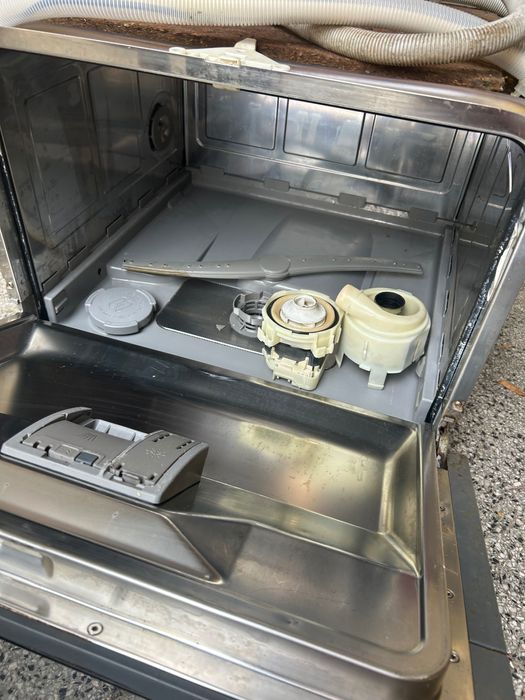 Съдомиялна за полу вграждане