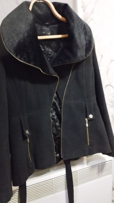 Продаются женские плащи и кардиган.