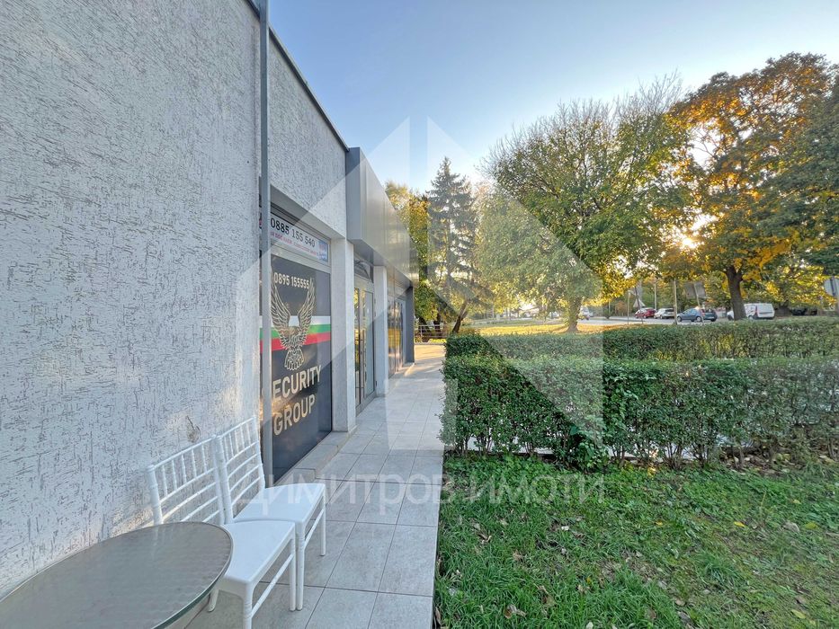 Продава двуетажен търговски обект - магазин в гр. Нови пазар.