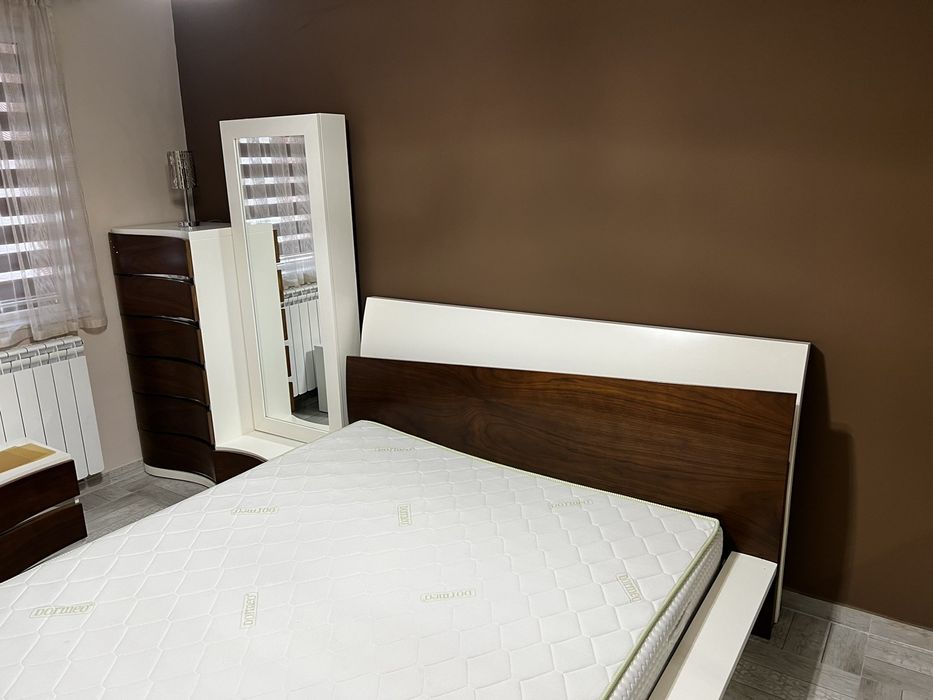 Спалня комплект с матрак шкафчета и тоалетка