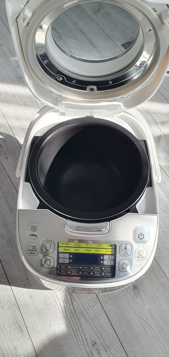 Vand Multicooker Tefal cutie completa, foarte putin folosit