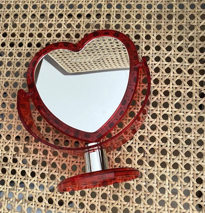 Зеркало в виде серцда