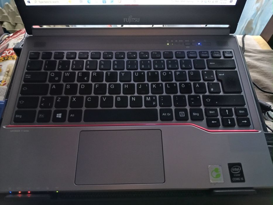 Vând laptop marca Fujitsu Siemens Lifebook E series