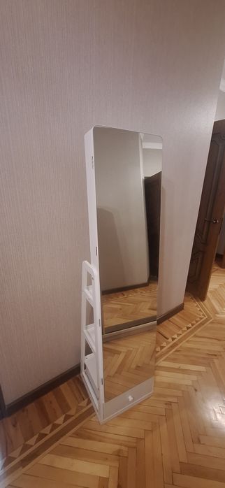 Напольное зеркало