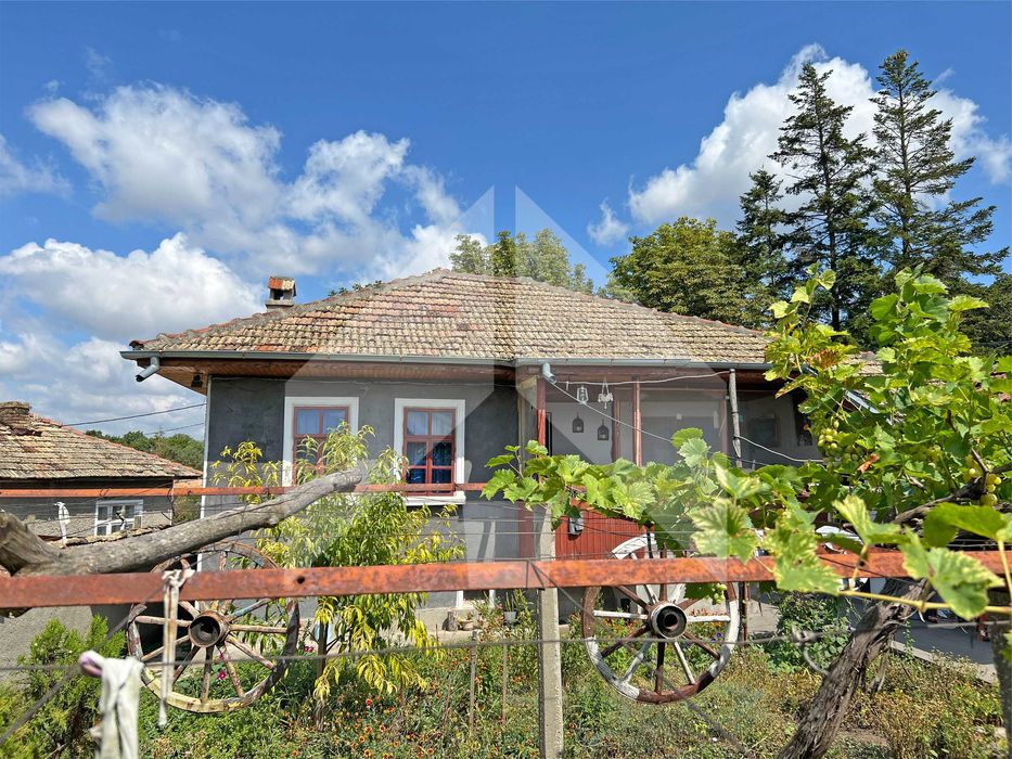 Продава еднофамилна, тухлена къща в с. Струйно (обл. Шумен). ТОП имот!