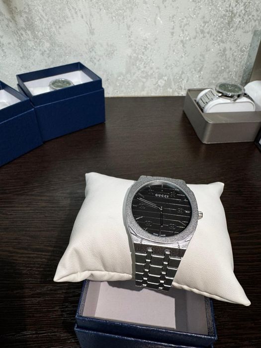 Минималистичные часы Gucci
