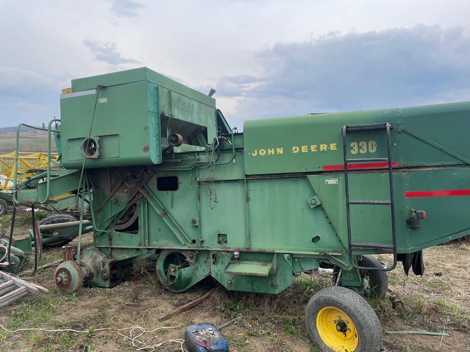 Dezmembrez Combină John Deere 330