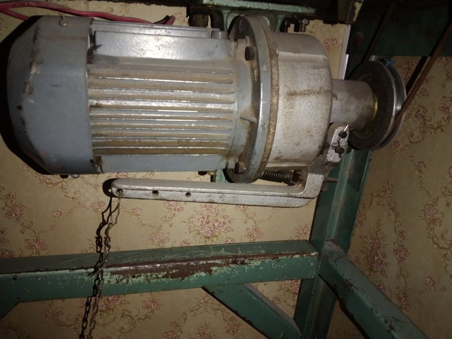 Швейная машина 22 класса. П.М.З. Выпускалась с пром столом.