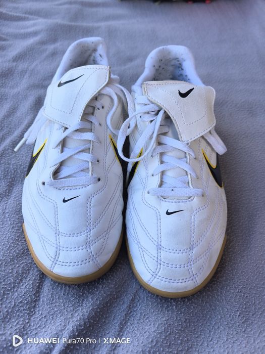 Футболни обувки за зала на nike номер 36 стелка 23см