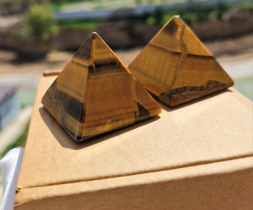 Пирамиды из натуральных камней.