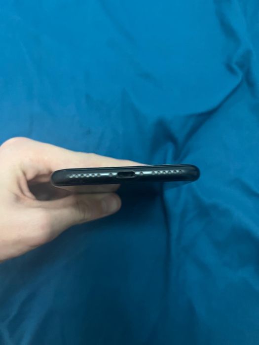 Iphone se generatia 2 zgarieturi doar folie display intact. 64 gb rom