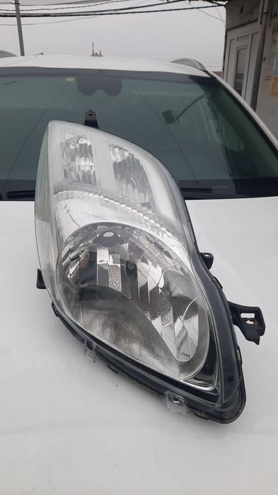 Оригинален десен фар Тойота Ярис фейс  2008-2011г.