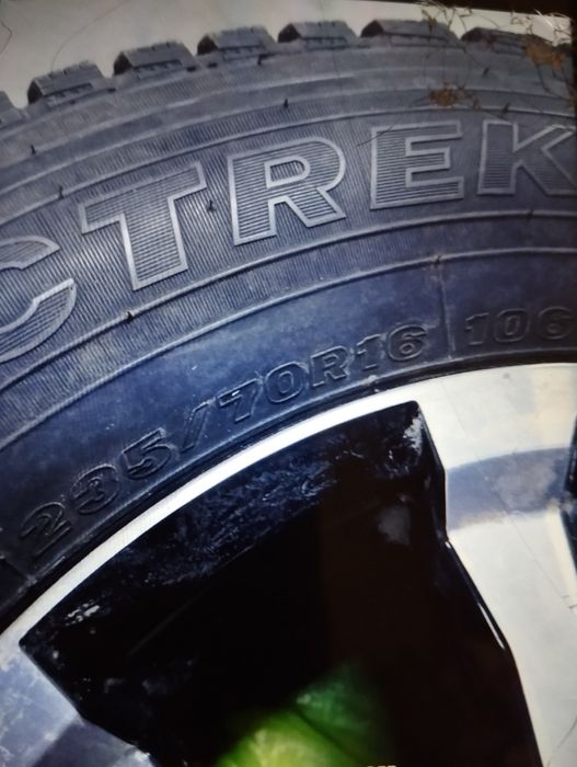 Продам зимние шины с дисками 235/70/16.разболтовка 5/139,7