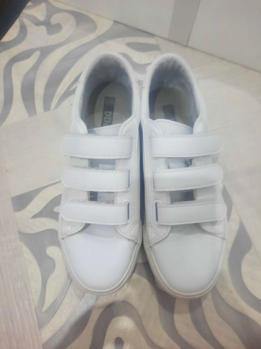 Милые лоферы и белые кросовки