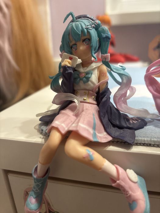 седящи Hatsune Miku фигурки
