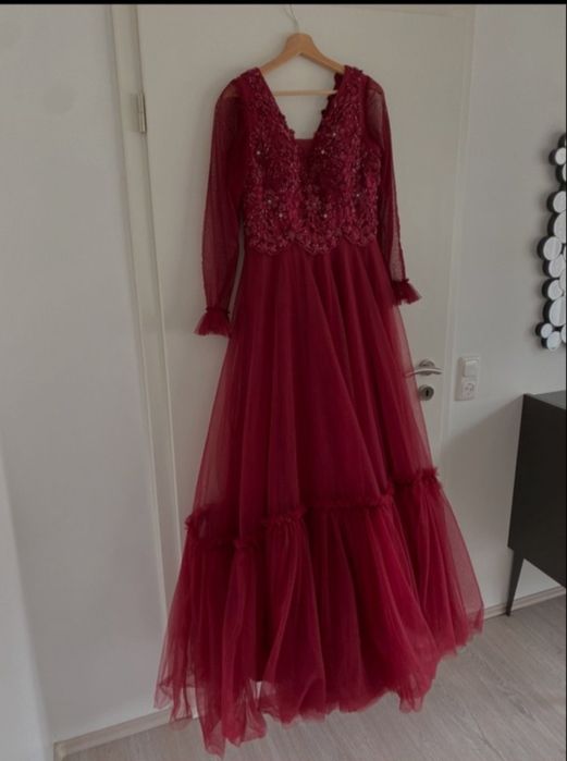 Vând rochie nașă doar probata. este nouă