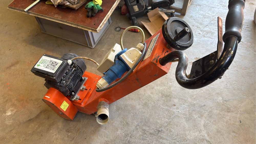 Inchiriez placa, talpa , mai compactor