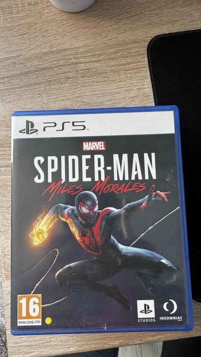 Playstation 5 с три контролера