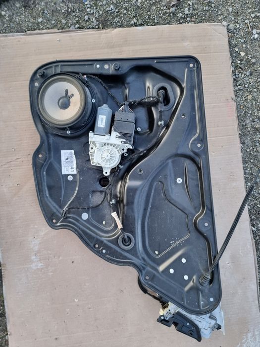 Vând macara cu broască usi spate pentru passat b6 combi.