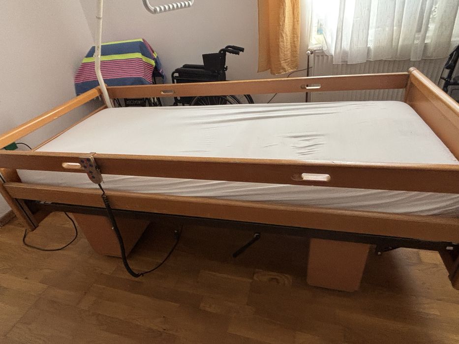 Pat medical electric pentru ingrijire la domiciliu + saltea + bara de ridicare + cearceafuri (material specific)