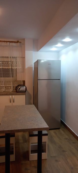 O camera de inchiriat în apartament de 3 camere decomandat