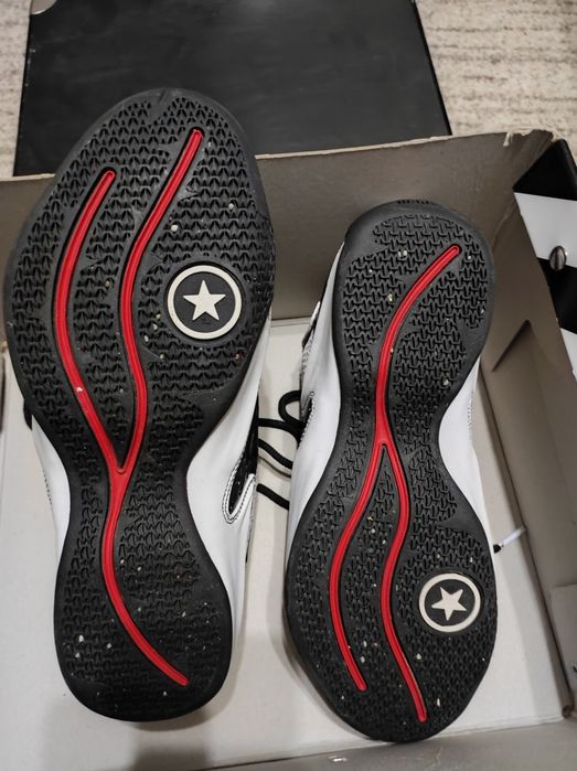 Vând adidași converse