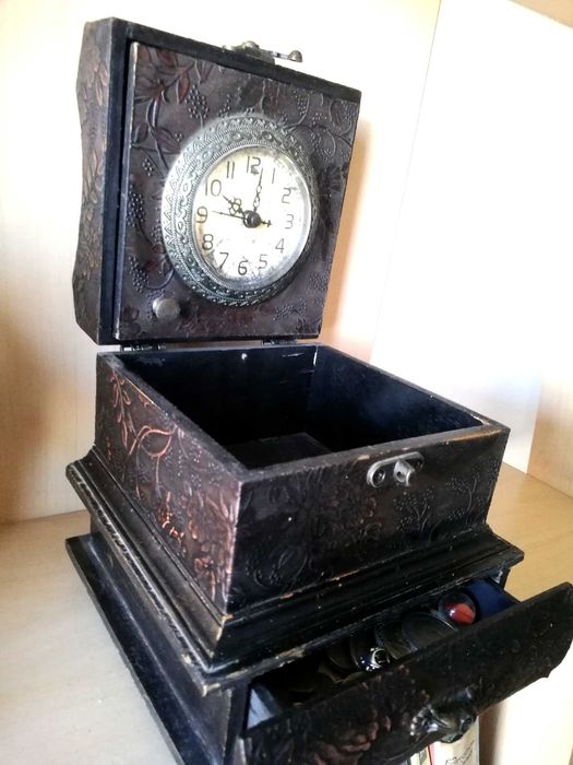 Дървена винтидж кутийка с часовник