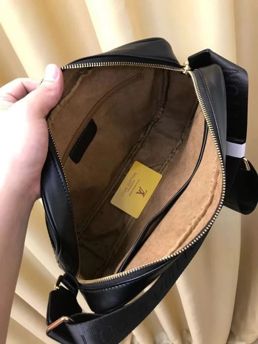 LV / 964 / Black / 33 x 23 x 7 cm
