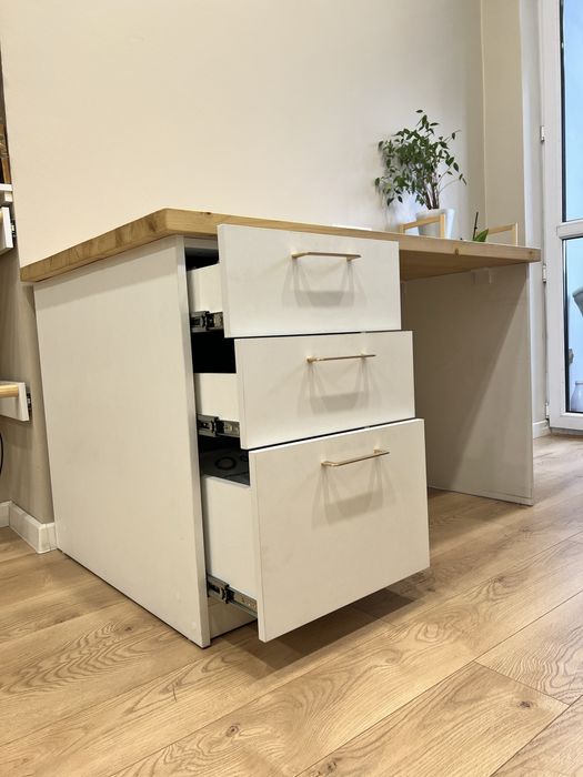 Продается стол с выдвижными полками