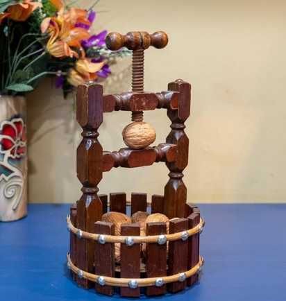 Дървена антична трошачка за орехи