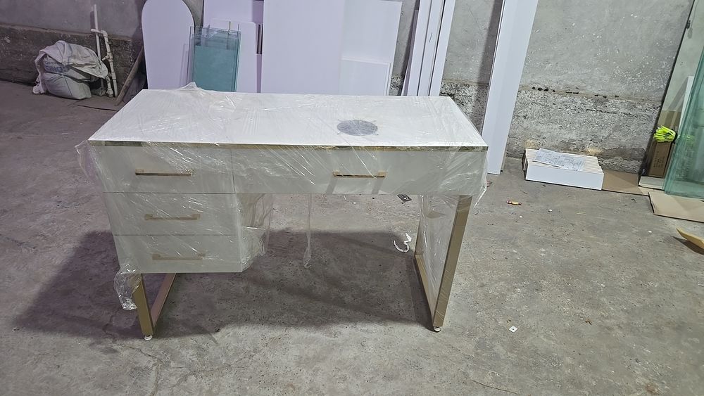 Маникюрный стол с вытяжкой