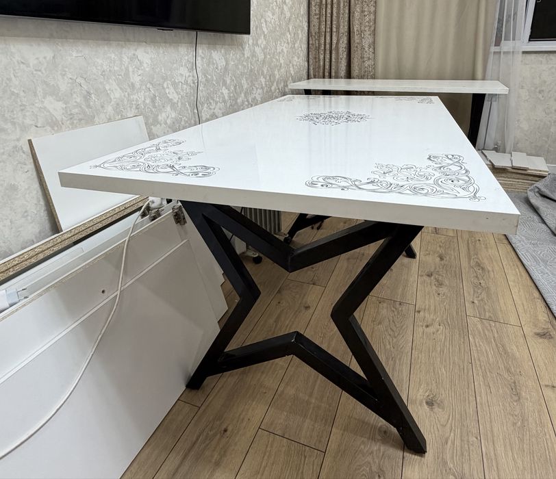 Стол крепкий 20.000