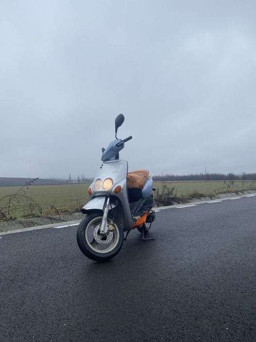 De vanzare scuter 2t 80cc mici probleme la carene