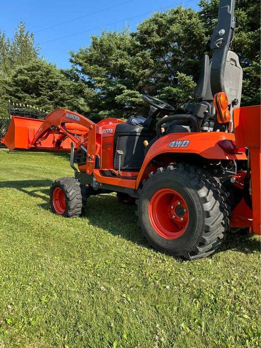 Кубота KUBOTA Трактор - Челен товарач / Багер