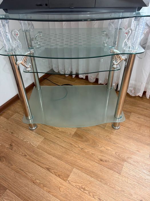 Телевизор и стеклянный столик