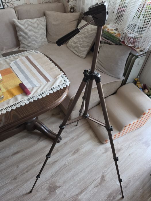 Canon EOS 1200D DSLR + Статив