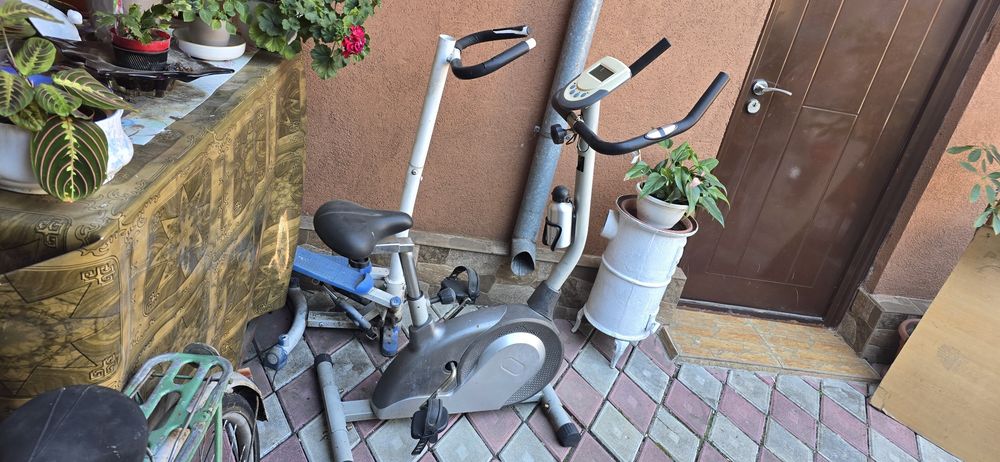 De vanzare 2 masini de cusut si 2 biciclete