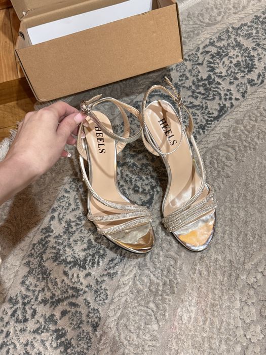 Элегантные и нежные босоножки.