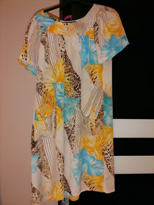 Vând  Rochițe pantaloni scurți încălțăminte  etc