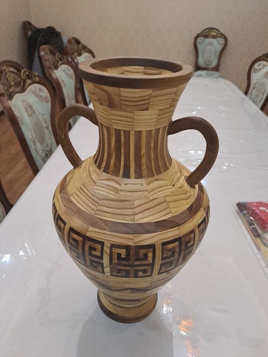 Амфора в греческом стиле изготовлено из твёрдых пород дерева. Высота 5