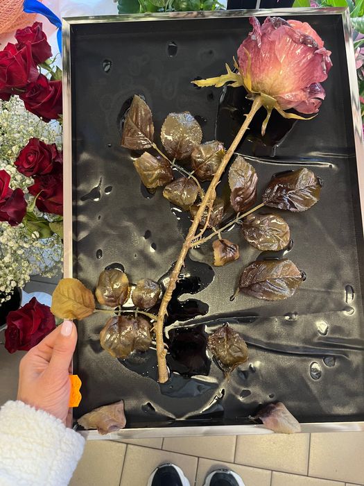 Роза в епоксидна смола