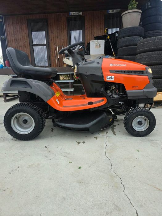Husqvarna LTH 136 tractoras tuns iarba
