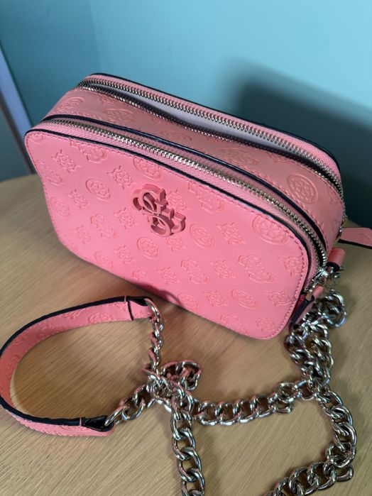 Малка дамска чанта Guess