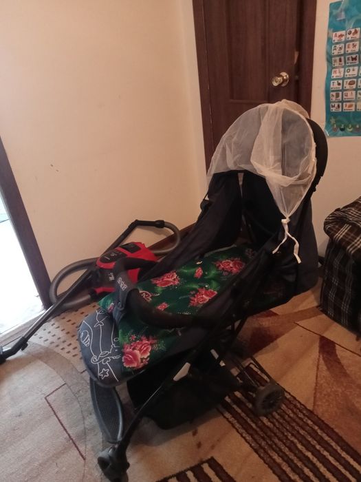Продам хорошую и компактную коляску